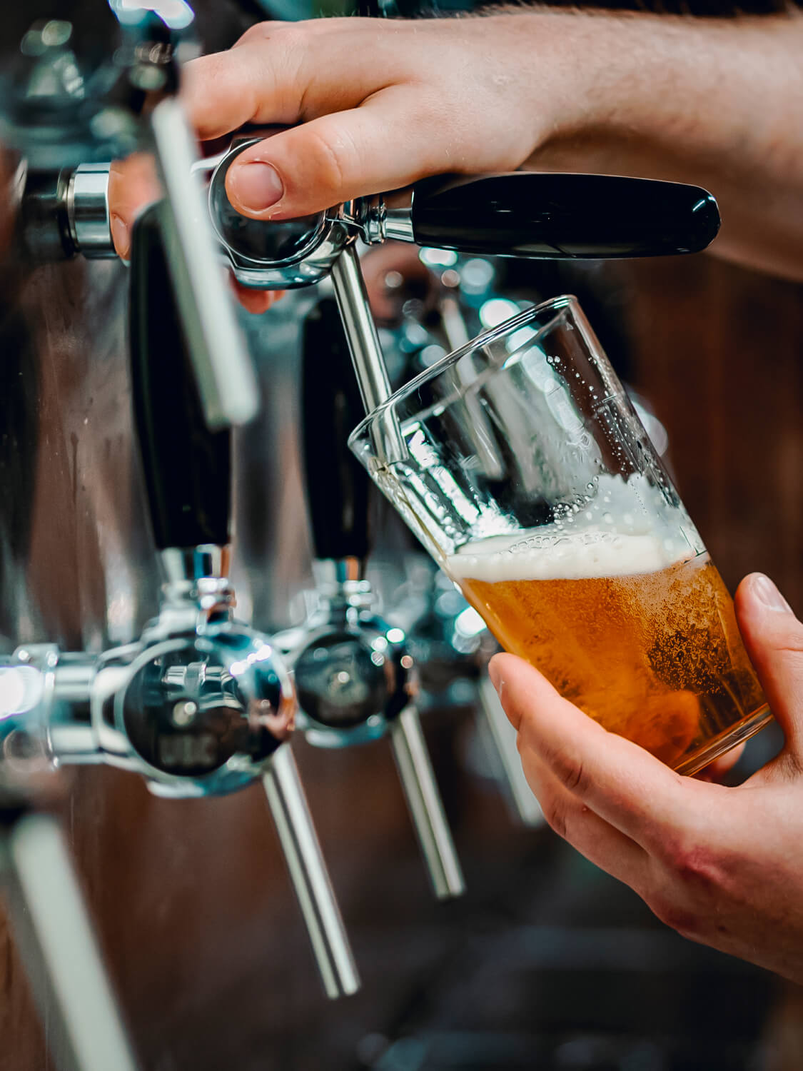 Zapfanlage füllt frisches Bier in ein Glas