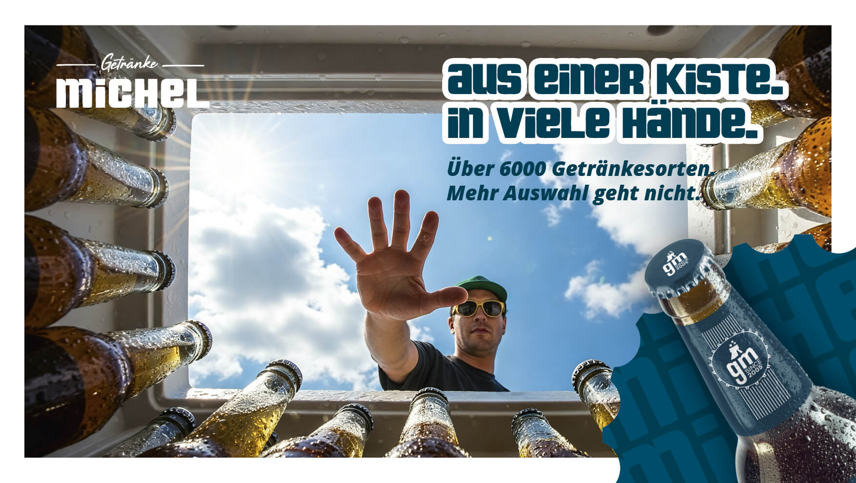 Mann greift nach Bierflaschen vor blauem Himmel an einer Befüllstation