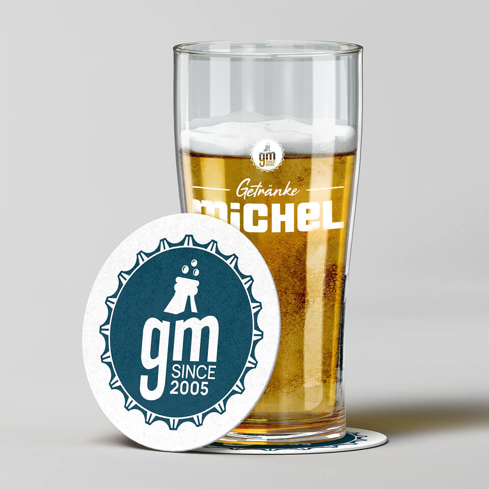 Bierglas mit Getränke-Michel-Untersetzer auf einem Tisch