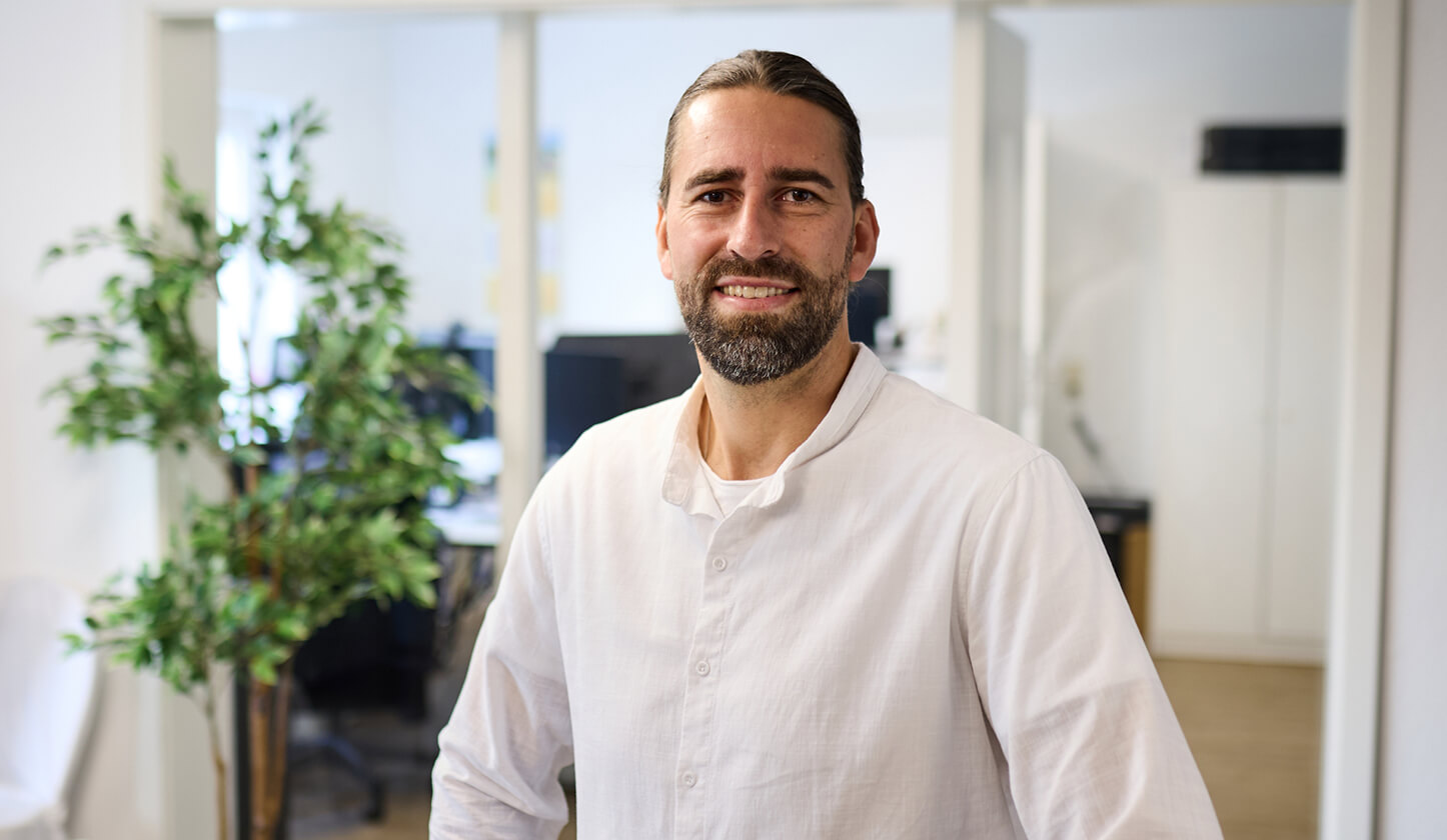 Porträt Geschäftsführer Michel Juchem in einem Büro mit hellem Hintergrund