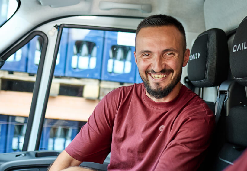 Porträt eines Mitarbeiters im Lieferwagen mit freundlichem Lächeln
