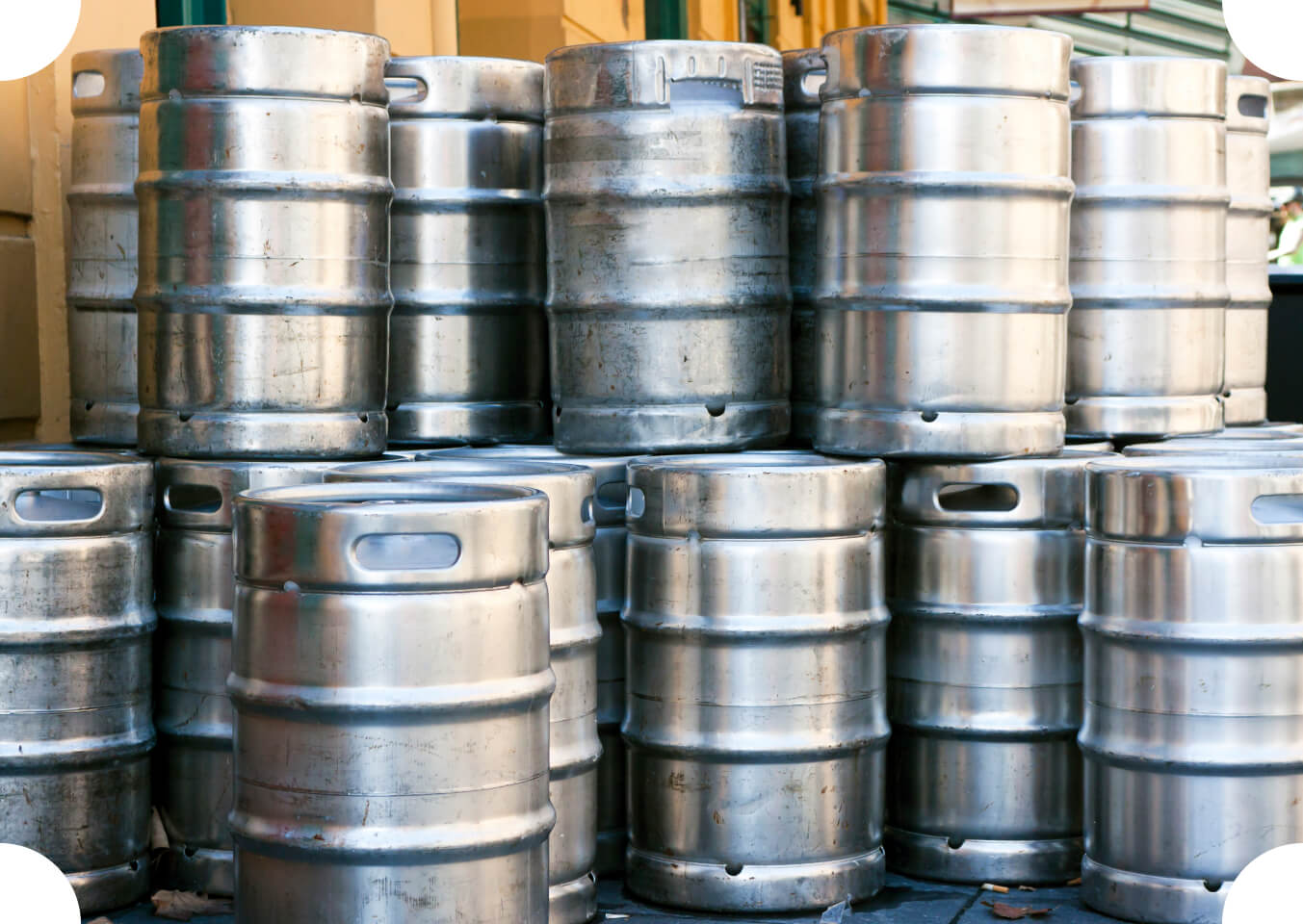 Gestapelte Bierfässer aus Edelstahl im Lager