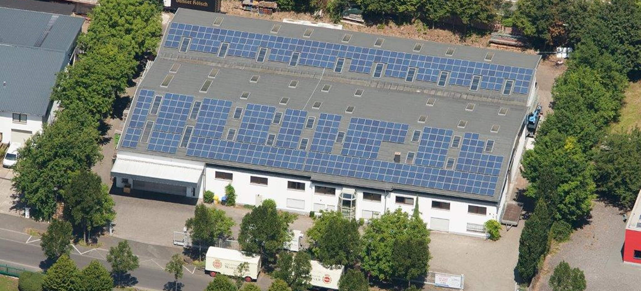 Luftaufnahme eines Getränkemarkts mit Solaranlage auf dem Dach