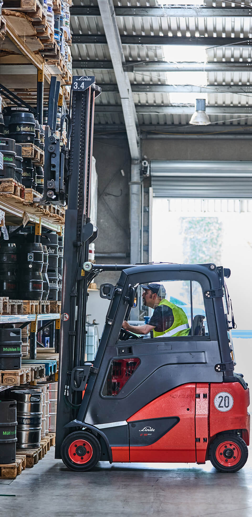 Gabelstapler hebt Getränkekisten in einer Lagerhalle
