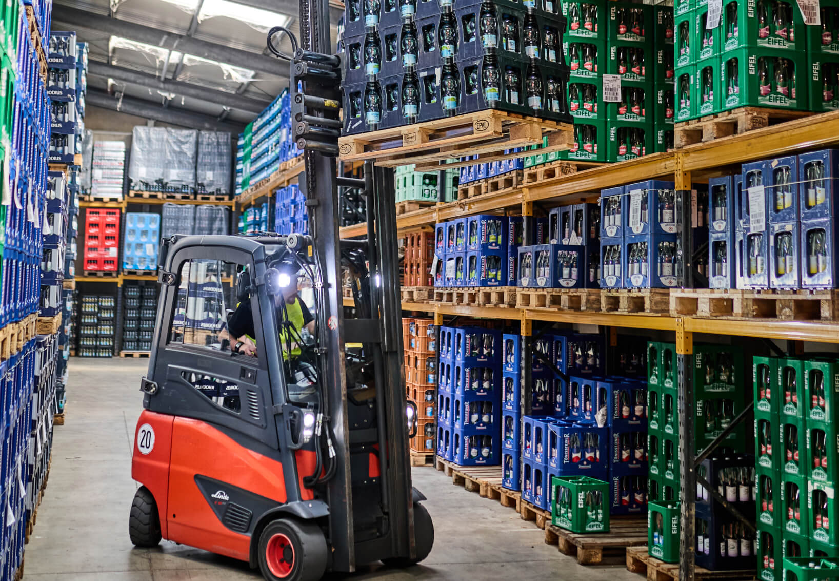 Gabelstapler transportiert Getränkekisten in einer Lagerhalle