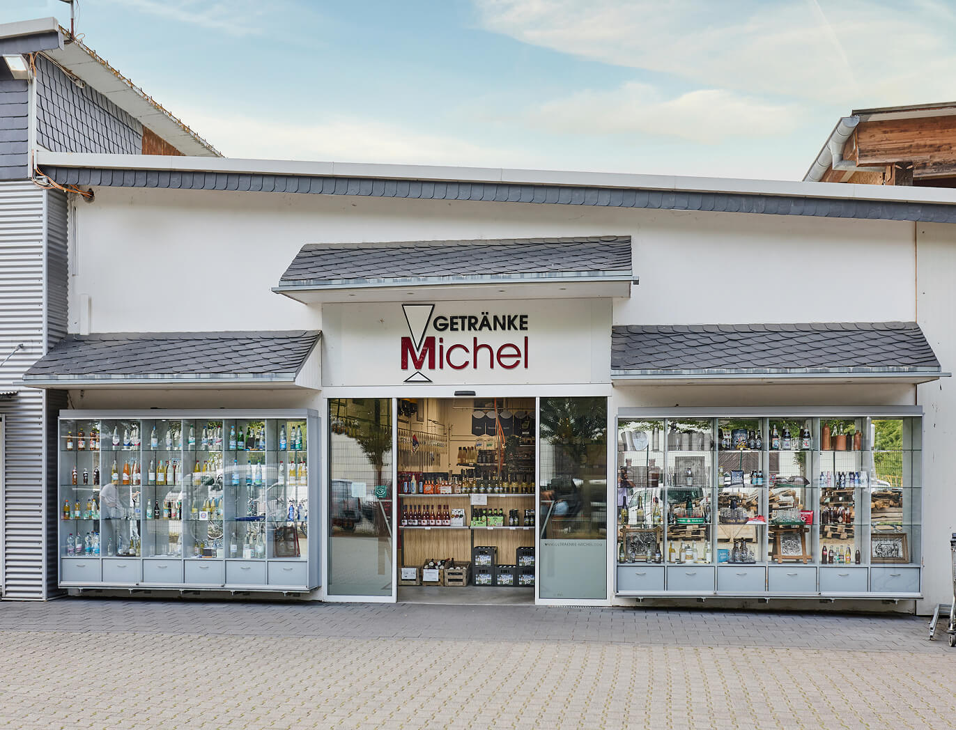 Außenansicht des Getränkemarkts Michel mit Eingangsbereich