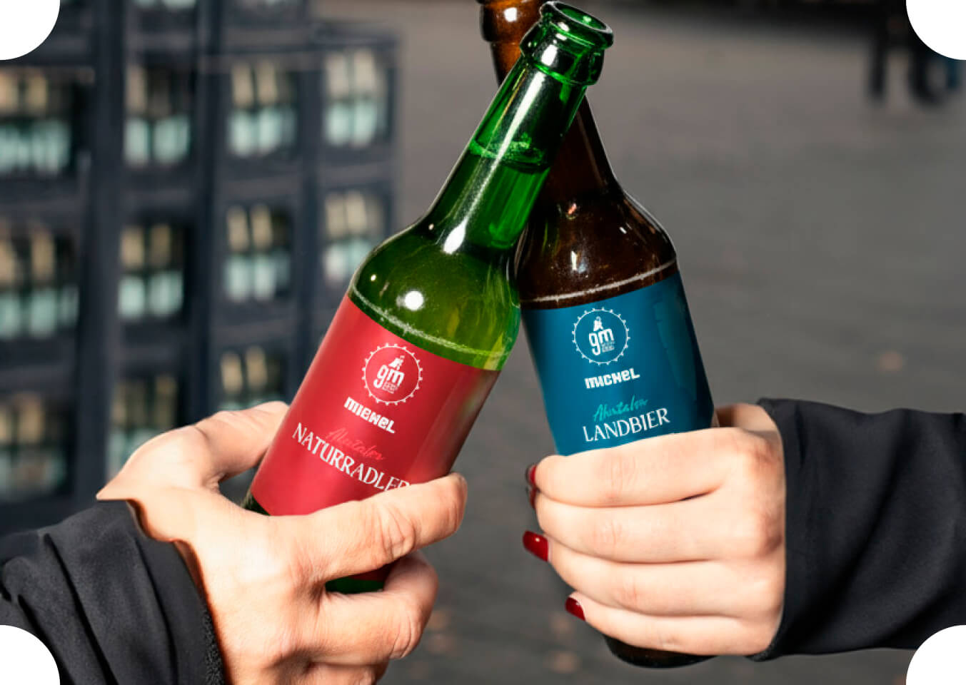 Zwei Personen stoßen mit Limonadenflaschen an