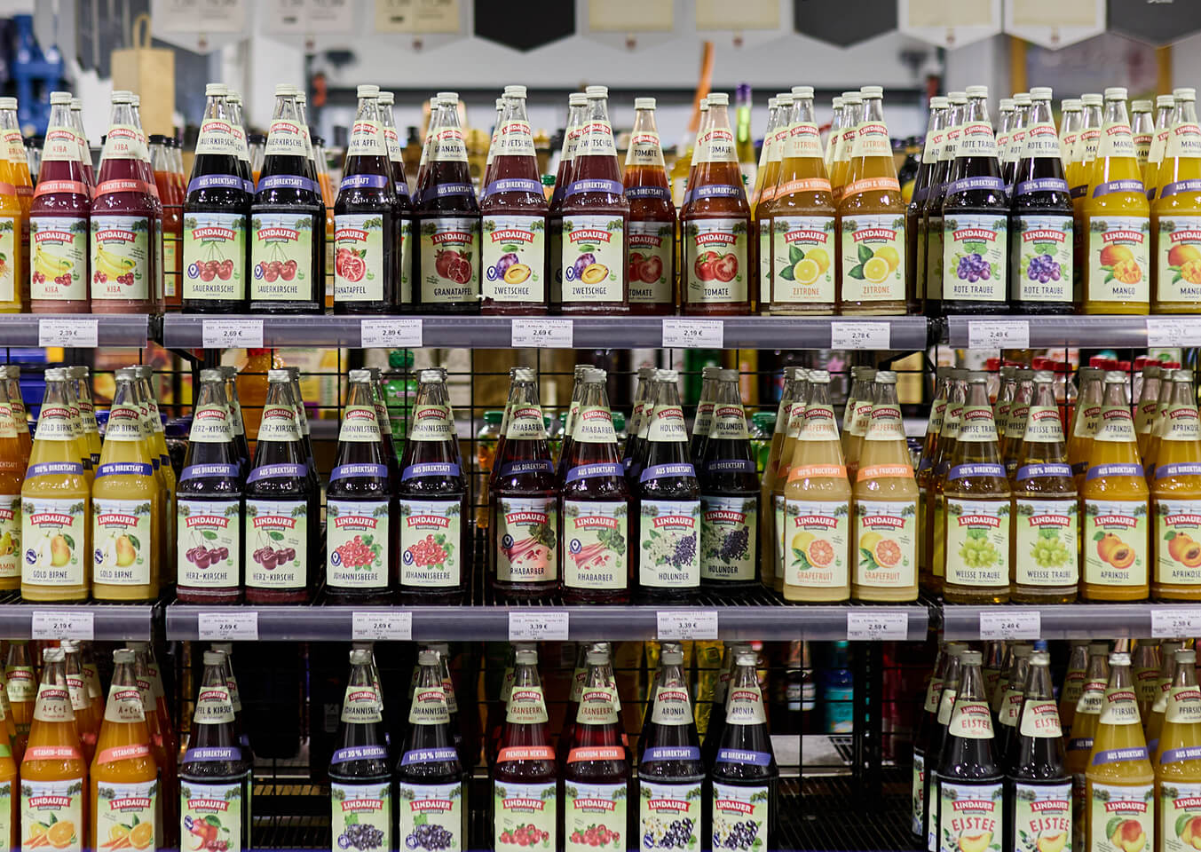Saft- und Sirupsortiment in einem Supermarktregal