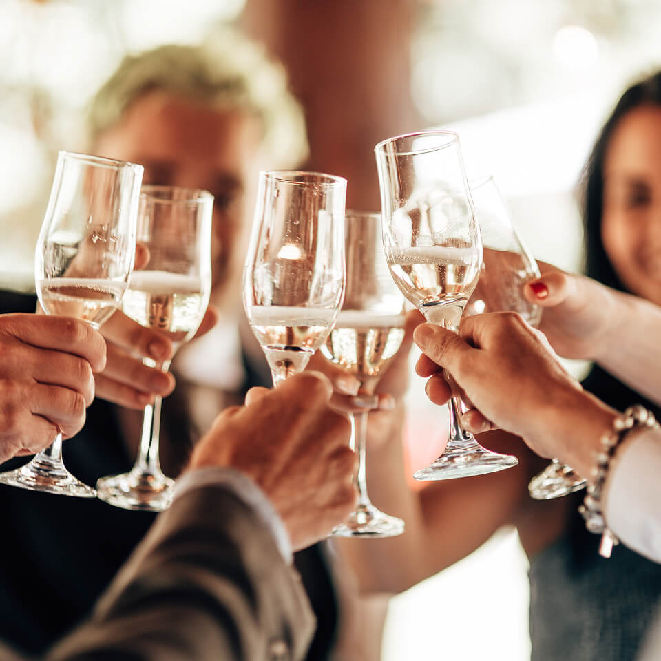 Gruppe stößt mit Gläsern voller Sekt an