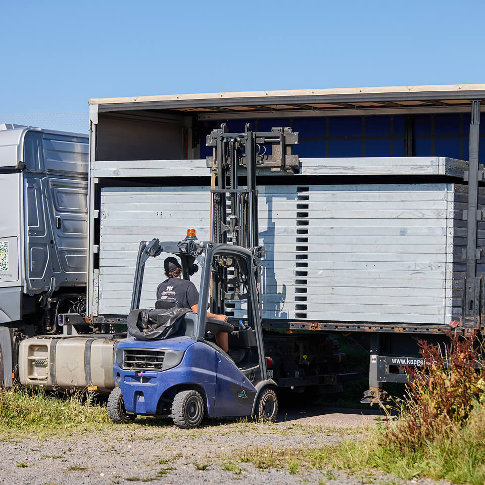 Gabelstapler lädt Material in einen Lkw ein