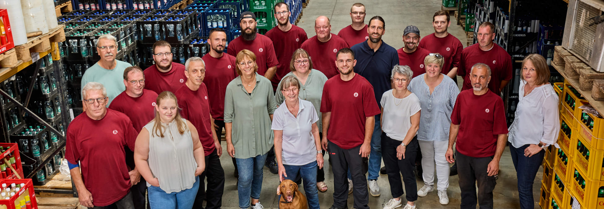 Gruppenfoto des Getränke-Michel-Teams im Getränkelager
