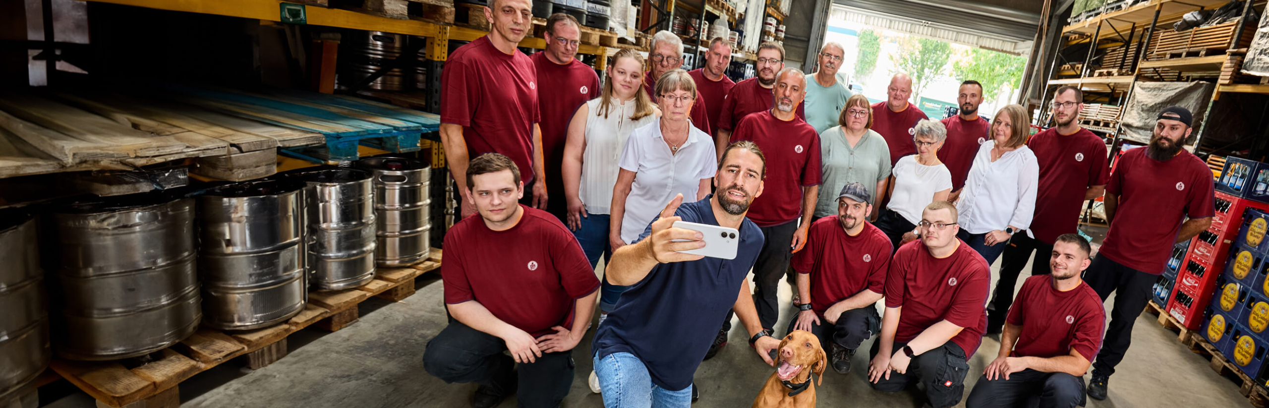 Team von Getränke Michel posiert im Lager für ein Gruppenfoto