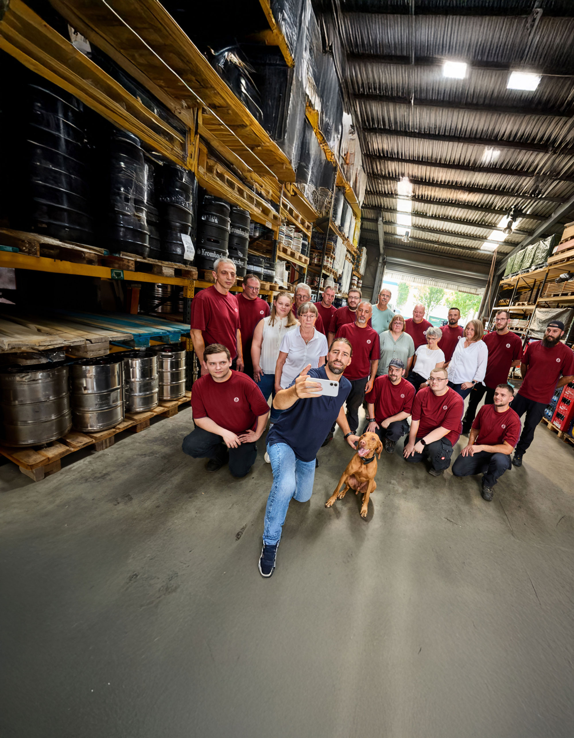 teamfoto-lager-mitarbeiter-gruppe-getraenkemarkt