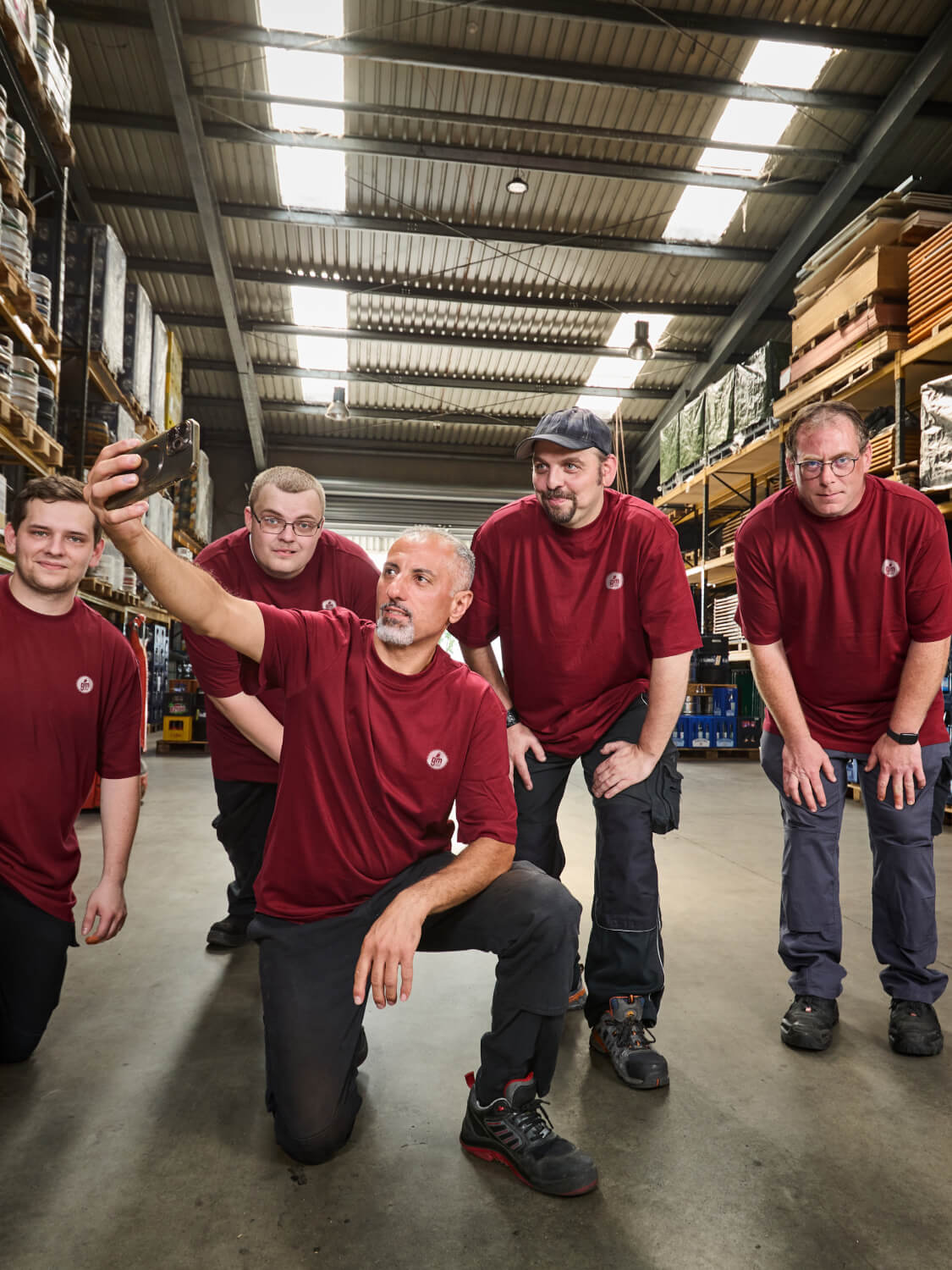 Mitarbeiter machen ein Selfie im Getränkelager