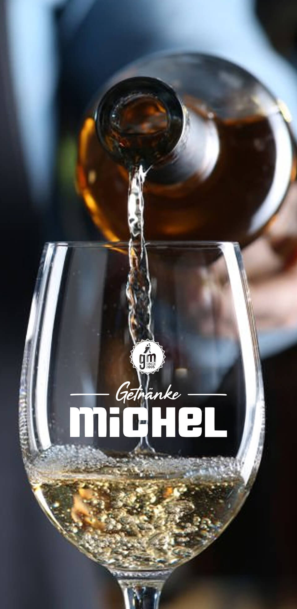 Wein wird in ein Glas eingeschenkt mit Getränke-Michel-Logo