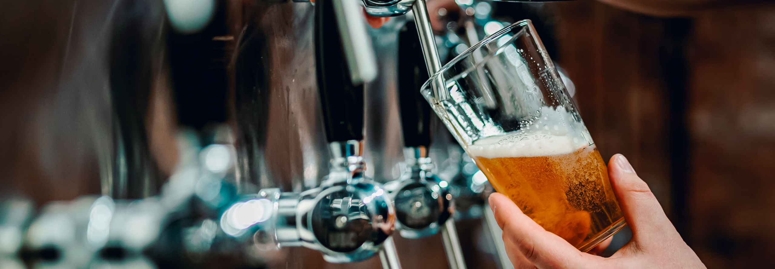 Bier wird frisch aus der Zapfanlage in ein Glas gefüllt